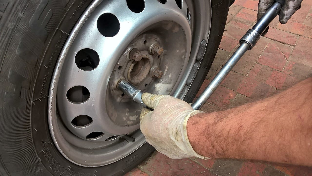 changing car tyre 